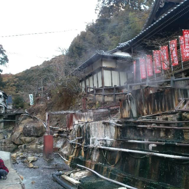 小野原聡のインスタグラム：「和歌山県に在る、日本最古の温泉#湯の峰温泉 西暦23年～現在に至り存在する神の湯＊ア一ティストのAwayaさんと供に堪能◎ #和歌山#湯の峰#日本最古の温泉」