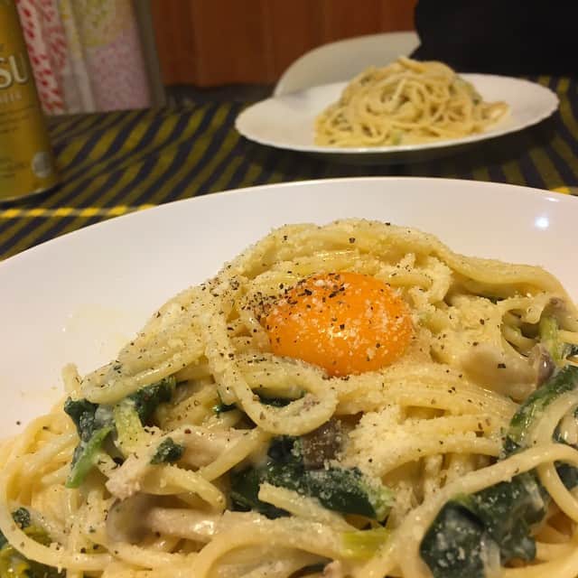 東小雪のインスタグラム：「ミナちゃんがごはん作りに来てくれた…。ありがたい。写真にはないスパニッシュオムレツの作り方を習ったので、それはこんど作ります。」
