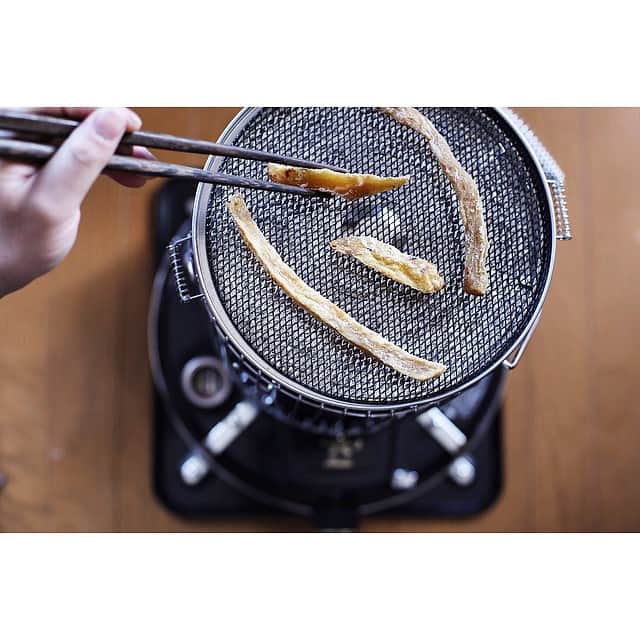 のインスタグラム：「”更に炙りバター焼き芋”  こないだ北野エースで見つけた。 炙りバター焼き芋。 ※レンジで温めると一層美味しくいただけます。  では、ストーブで温めて。 コーヒーと一緒に二層美味しく頂いちゃいましょう！ #炙りバター焼き芋#干し芋#北野エース#芋#アラジン#ブルーフレーム#ストーブ#暮らし#道具#vsco」