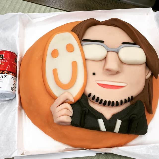 安藝貴範のインスタグラム：「ufotable近藤さんから超でっかい、似顔絵和菓子届いたー！ありがとうございます！」