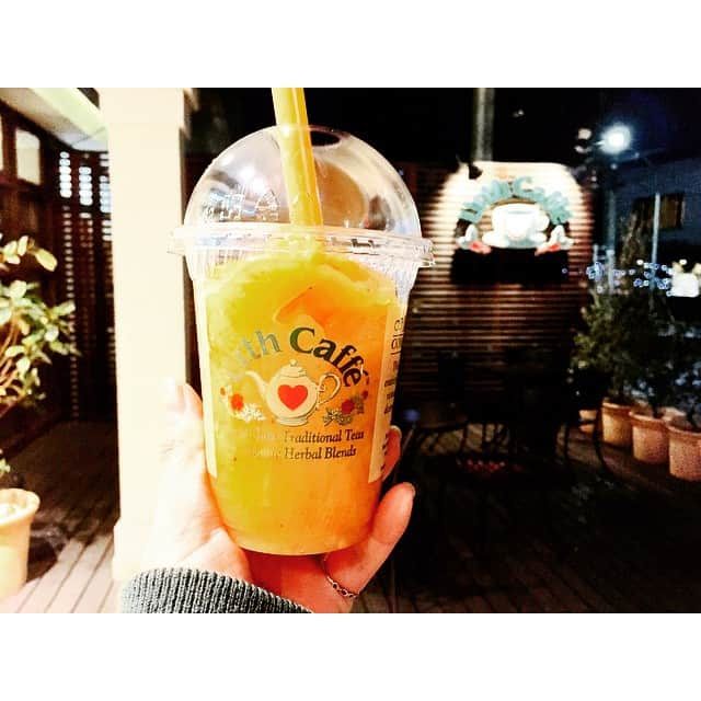 筒泉茉莉花（jasmine ジャスミン）のインスタグラム：「smoothie .  Urth Caf@代官山  大好きな パパイヤ マンゴー ストロベリーのスムージー！  お家の近くにあったら ぜったい毎日行くのに〜(T . T)はぁと  #me #jasmine #jas #ジャスミン #ジャス  #urthcafe #smoothie #love #yummy #ilikeit」