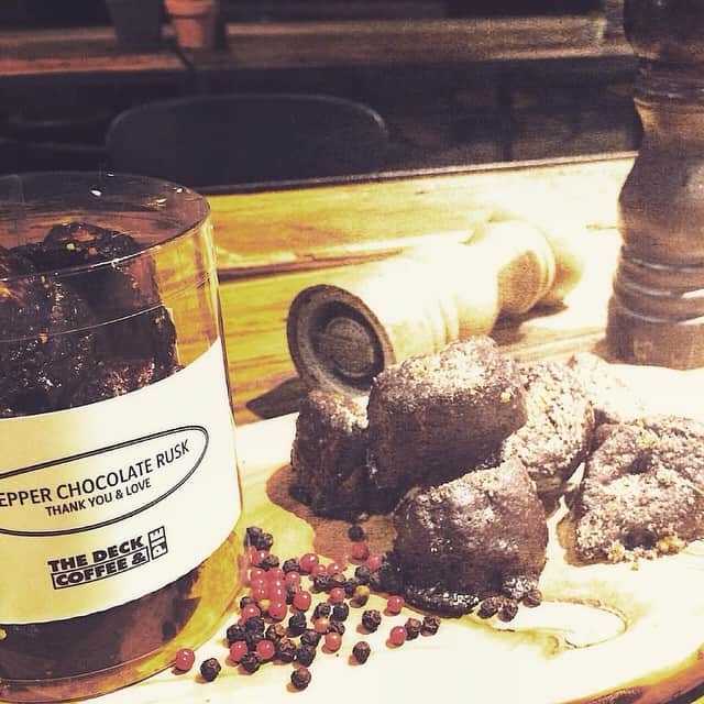 Free Peddler Market/THE DECKのインスタグラム：「真心込めて作りました。 『PEPPER CHOCOLATE RUSK』  本日より発売致します☆  DECK DANISH 使用したRUSK  ビターチョコレートに数種類のスパイス.胡椒.リキュールがエキゾチックな風味でCoffeeは勿論、お酒にも合う大人の為のRUSKに仕上げました。  2/14のバレンタインは、気張らずに「いつも有難う」を伝えられる様なチョコレートギフトを..... そんな想いで作りました。  日頃言葉で伝えることの出来ない『有難う』をプレゼントで伝えてみてはいかがでしょう!!! 本日より、¥500+tax にて発売致します♪♪♪ #thedeckcoffeeandpie #freepeddlermarket #valentine #CHOCOLATERUSK」