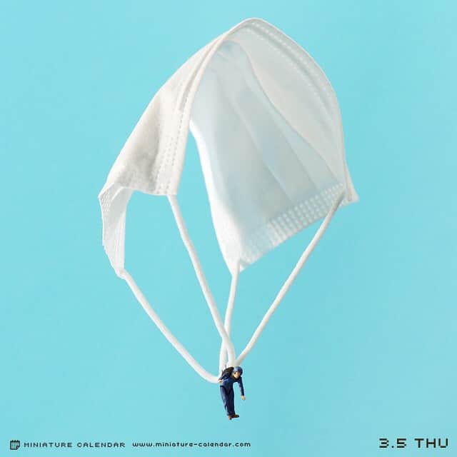 田中達也さんのインスタグラム写真 - (田中達也Instagram)「. 3.5 thu "Escape" . 「花粉症から脱出だ！」 . . #マスク #mask #パラシュート #Parachute」3月5日 7時32分 - tanaka_tatsuya