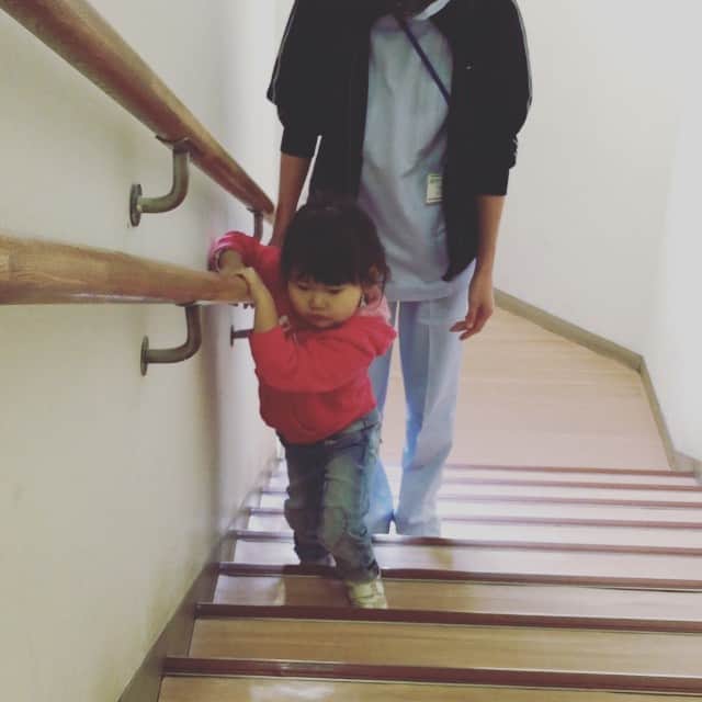 yunomama_takkaのインスタグラム：「熱出る前のリハビリ中の一生懸命なゆの💕#筋力アップ#リハビリ#筋肉が付きづらい体質」