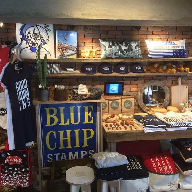 Free Peddler Market/THE DECKのインスタグラム：「BLUE CHIP "Saturday Morning" New In!! ////BLUE CHIPから今期新作を届きました//// 今日は生憎の雨ですが、今期のラインは清々しい土曜の朝をイメージした、白とネイビーがメインカラーに。色味とデザインがまたいい感じです♪」