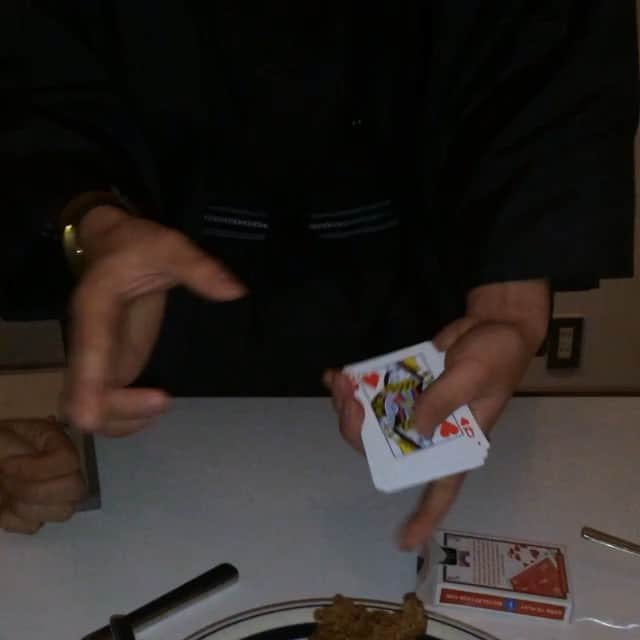 小野寺奈々のインスタグラム：「Daisukeくん手品🙌 あらかじめ二つに折ったトランプを真ん中に入れて、一番に上にでてくるていう、、 #magic #magican」