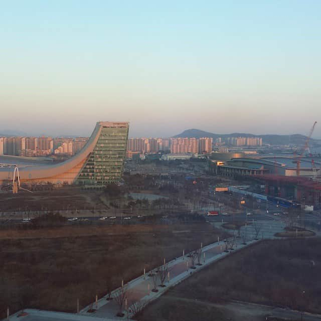 ジョシュア・ファリスのインスタグラム：「Beautiful morning here in #Seoul. It's nice to wake up to this after a great performance last night. Looking forward to the long program!! #4CC」