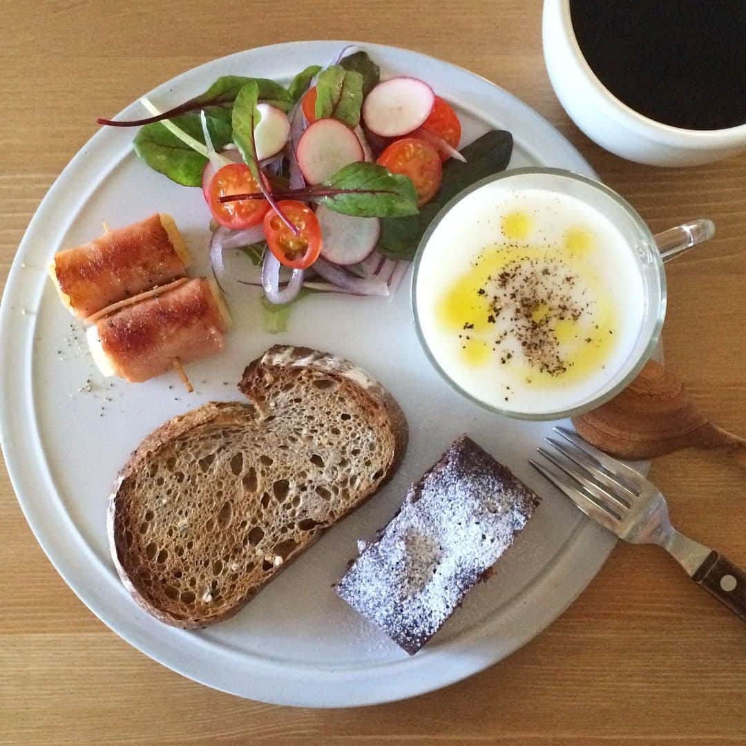 山崎佳のインスタグラム：「Today's breakfast. Brownie. バレンタインなので一応ブラウニー。オレンジピール入れて。チョコは普段はピープルツリーのオーガニックビターを使うことが多いんだけど、今日はオレンジで。スープはかぶのポタージュ。」