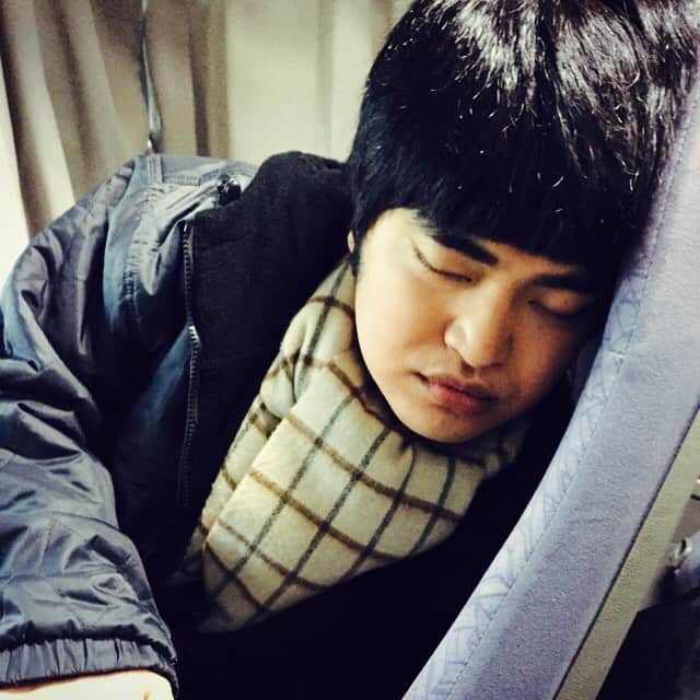 須賀健太さんのインスタグラム写真 - (須賀健太Instagram)「かわいい寝顔してんだろ。  ねむチョロリ。 #学校のカイダン」2月15日 12時54分 - sugakenta1019