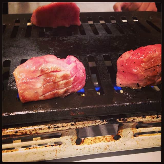 志摩有子さんのインスタグラム写真 - (志摩有子Instagram)「今夜は焼肉。厚切りのタン元。立ってます。」2月15日 18時59分 - ariko418