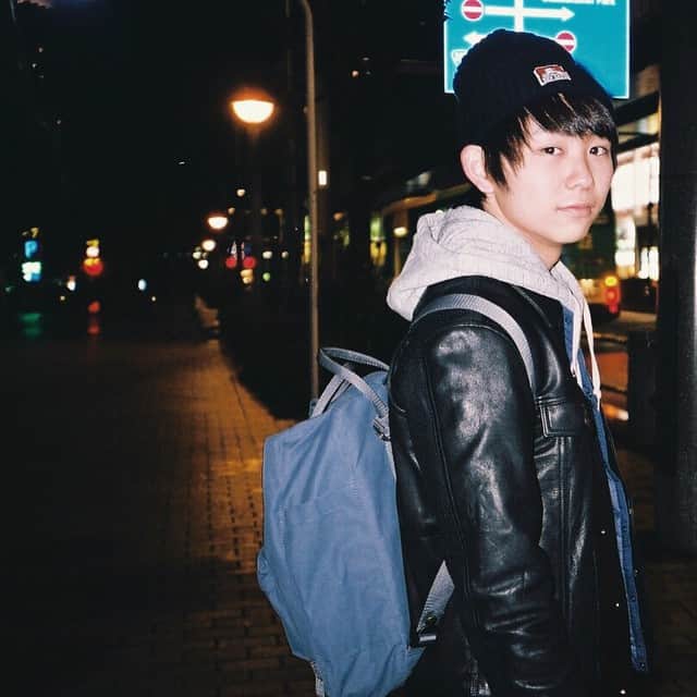 須賀健太のインスタグラム：「おやすみしよう。そうしよう。  明日の夜は『スカッとジャパン』放送です よろしくお頼み申し上げます」