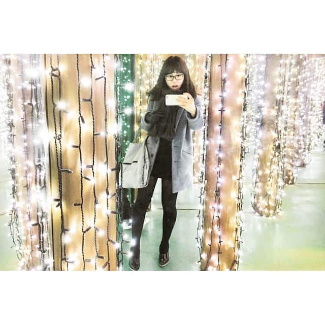 筒泉茉莉花（jasmine ジャスミン）のインスタグラム：「kirakira .  ずっと行きたかった 相模湖のイルミネーションっ♪  きらきらいっぱい！  ミラーの館がお気に入り。 キッズたちと一緒に走り回ったっ！はぁと  #me #jasmine #jas #ジャスミン #ジャス  #illumination #kirakira #happy #love #thankyou  #なんだか神戸ルミナリエを思い出した」