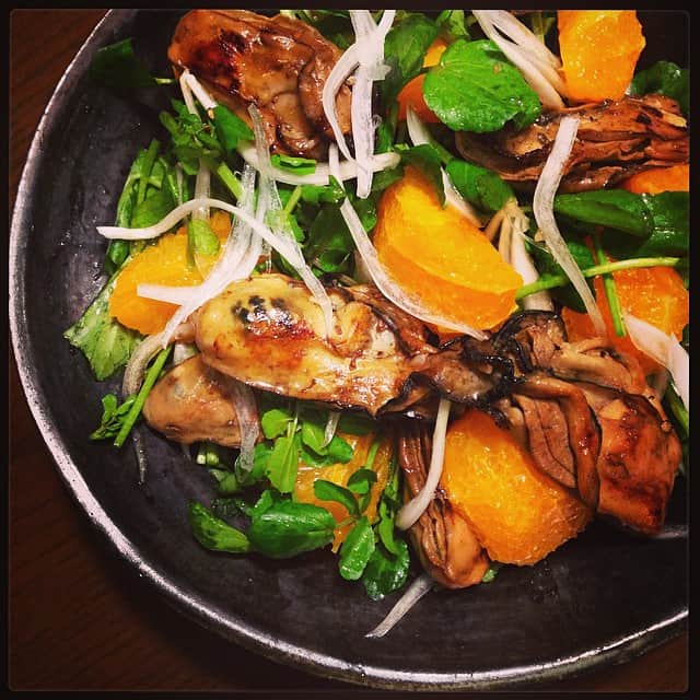 志摩有子さんのインスタグラム写真 - (志摩有子Instagram)「大量に買った牡蠣を消費しなければ。@yoochanpetite のジャーサラダのレシピでオイル漬けにしてサラダに。柿の時期が終わったので清見オレンジとクレソンでアレンジ。 #ジャーサラダ」2月16日 21時37分 - ariko418