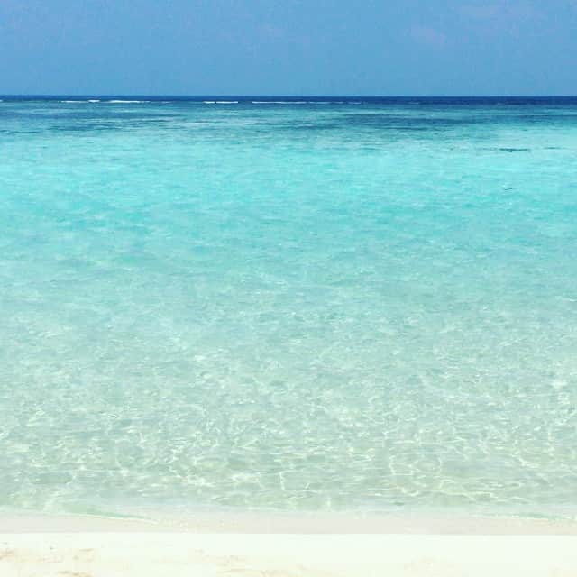 三浦マキのインスタグラム：「Relax sound..♡♡wanna live with this sound and beside this view!! #ocean #sky #oceanbreeze #paradise #beach #beachy #beachsound #love #instalike #travel #travelmovie #beachmovie #thebestbeach  #モルディブの海 #海の音 #南国の風 #人生は旅」