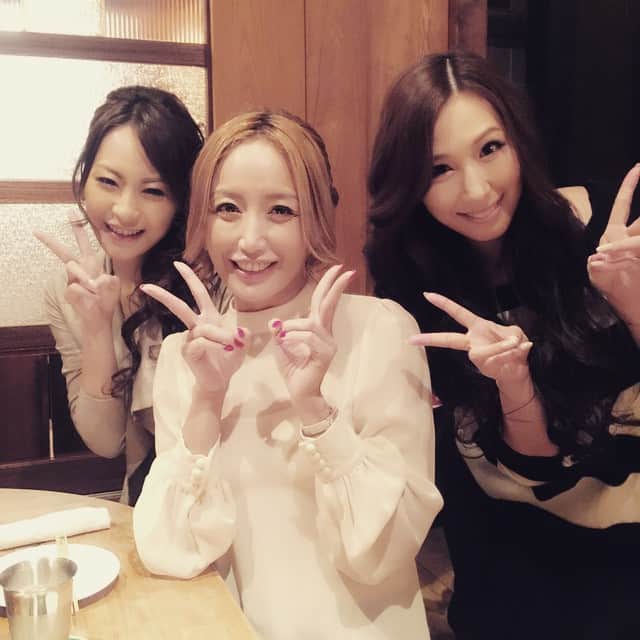 のインスタグラム：「今日はなっつこと広瀬奈々美と本城小百合ねぇさんとご飯食べてから〜のレッドドラゴン出勤でしたん♪♪ teamティーパ❤️ 二人とも大好きなおねぇさん♪♪ めっちゃ楽しいご飯会だたお☆  そして今宵も色んな方とたくさんおしゃべりできて幸せでしたん♪♪ 明日もワクワク❤️」