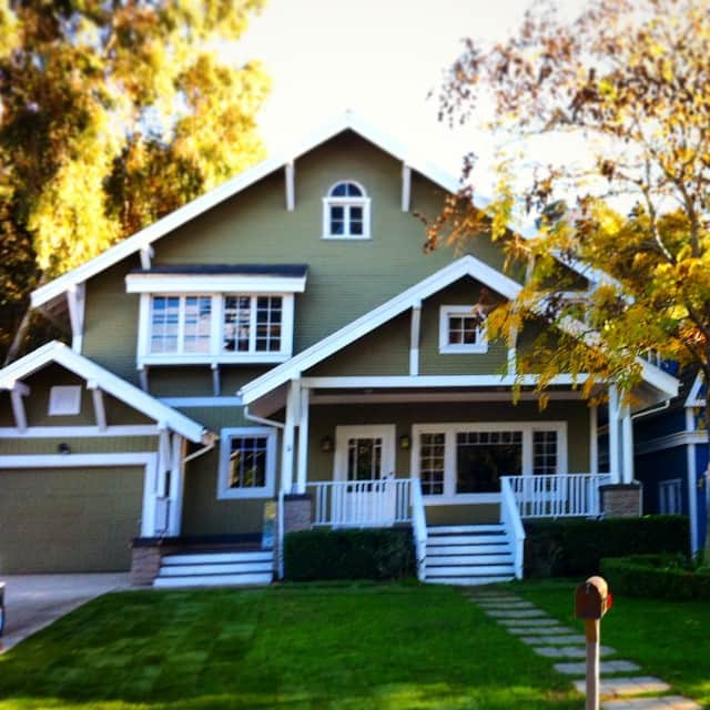 川原亜矢子のインスタグラム：「ウィステリア通り Wisteria Lane #losangeles #studio #California #usa #ロサンゼルス #旅」