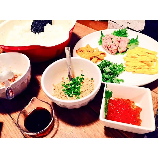 筒泉茉莉花（jasmine ジャスミン）のインスタグラム：「eat .  深夜の手巻寿司パーティー！ feat . あさりのお味噌汁。  ワタクシ人生初の手巻寿司っ なにこの楽しさっ！  もっとたくさん具材作って みんなでパーティーやりたい！はぁと #me #jasmine #jas #ジャスミン #ジャス  #eat #yummy #sushi #寿司 #美味しい #happy」