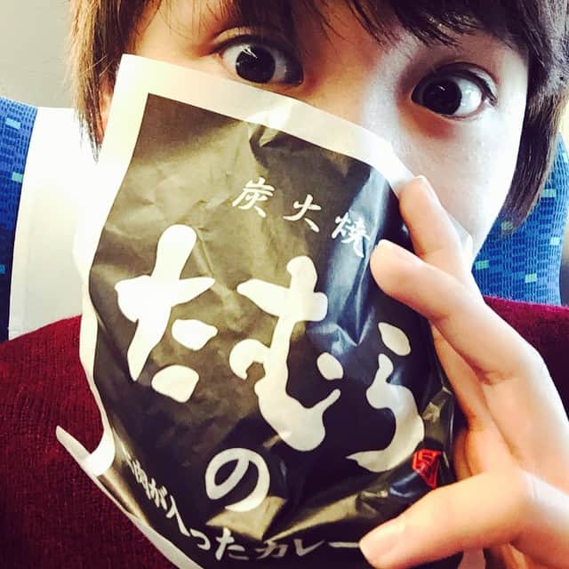 須賀健太のインスタグラム：「新大阪駅にある『炭火焼肉たむら』のお肉が入ったカレーパンはじめて食べたっ！！ うますぎかよぉ。 カレーの味がドンピシャすぎる。 ごちそうさまでございました！  みんなも食べるのだ！ #でーれー」