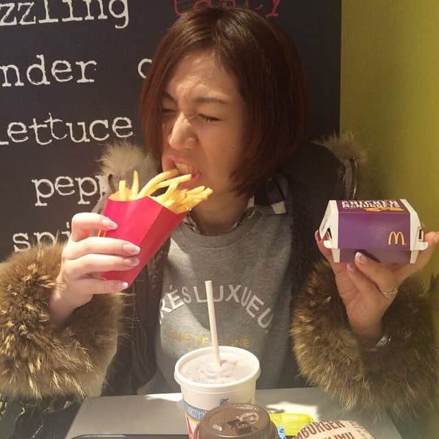 高橋みゆきのインスタグラム：「デブへの道{(-_-)} #マック #ポテト #ハンバーガー」