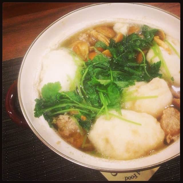 菅原沙樹さんのインスタグラム写真 - (菅原沙樹Instagram)「今夜は、鶏つくねとなめこのとろろ鍋。 実は数日前、#三分クッキング で紹介されていた鍋がものっそい美味しそうで。 んで、作ってみました。思ってた以上に美味しゅうございました。 #dinner#お家ご飯」2月22日 20時41分 - saki313apo