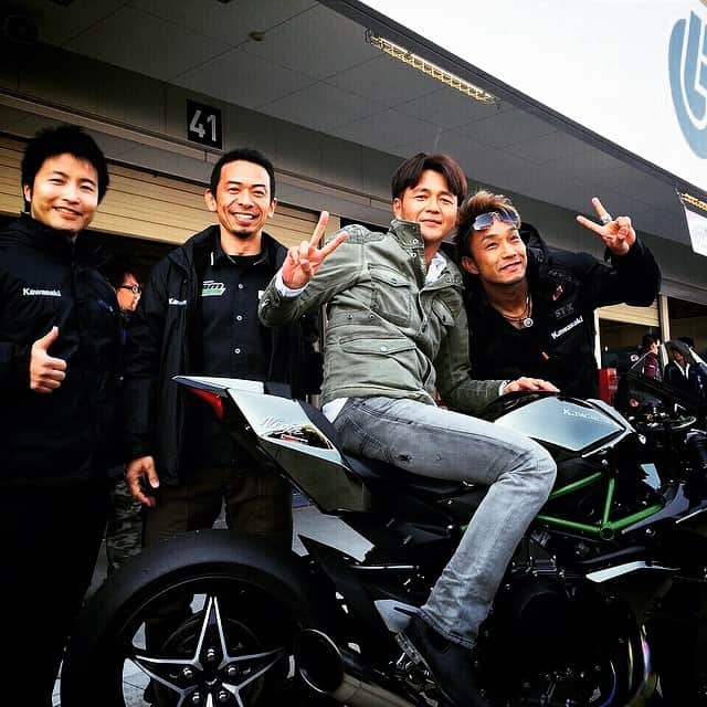 本山哲さんのインスタグラム写真 - (本山哲Instagram)「Team KAWASAKI #suzuka #鈴鹿ファン感 #藤原克昭 #kawasaki」3月9日 15時28分 - satoshimotoyama