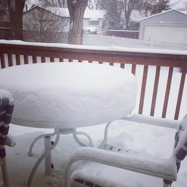 ジョシュア・ファリスのインスタグラム：「Little bit of snowfall this weekend I'd say haha! I believe I'm about to embark on a #netflix marathon. #snowday #hotcocoa #nondairyofcourse」