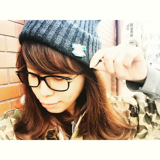 筒泉茉莉花（jasmine ジャスミン）のインスタグラム：「pin badge .  chillしてたら素敵なおじ様(ときおさん)が 私たちが浅草が好きと言う話を聞いて  お祭りの半被の形のピンバッジを プレゼントしてくれましたっ！  嬉しくてニット帽にさっそく！笑  なにげない優しさがとても嬉しい。はぁと  ときおさん、さんきゅ♡  #me #jasmine #jas #ジャスミン #ジャス  #today #ootd #present #pinbadge #ピンバッジ」