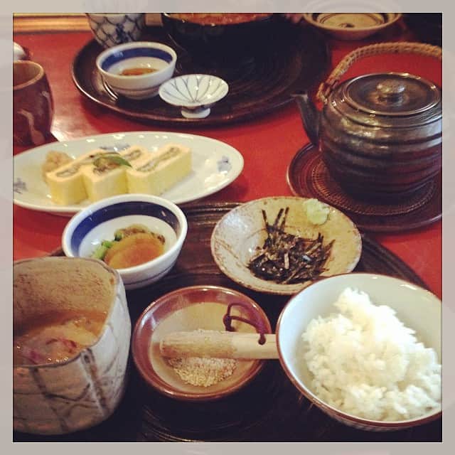 志摩有子さんのインスタグラム写真 - (志摩有子Instagram)「紆余曲折あり、お昼は鯛茶漬け。銀座店が定休日につき、木挽町の本店にて。おいしおした♡ #ロケごはん #鯛茶漬け」2月23日 13時45分 - ariko418