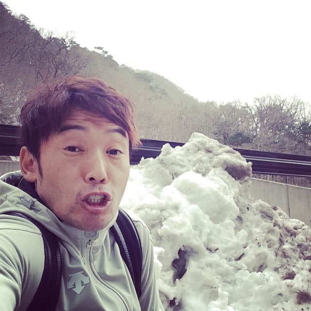 後藤浩輝のインスタグラム：「今日から数日栃木のリハビリ病院でしっかり身体のメンテナンスをしてもらって週末に備えることに…。 検査の結果は異常なしで一安心👌 それにしても雪すごい⛄️」