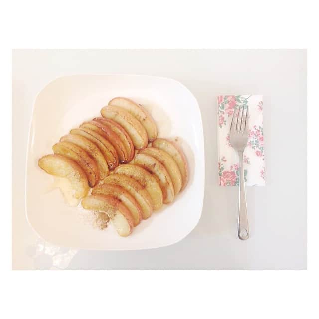 平田梨奈さんのインスタグラム写真 - (平田梨奈Instagram)「I made hot apple with coconut oil 🍎 #hotapple #cocunutoil #cinnamon #honey  #yummy #hirakitchen」2月24日 15時11分 - hirari_official