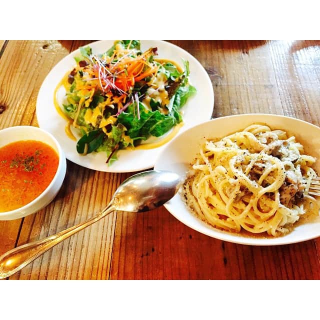 筒泉茉莉花（jasmine ジャスミン）さんのインスタグラム写真 - (筒泉茉莉花（jasmine ジャスミン）Instagram)「lunch .  SOAKS @ 中目黒  サラダと野菜スープ。 豆乳クリームソースのきのこパスタ。  #me #jasmine #jas #ジャスミン #ジャス  #lunch #yummy #vegetable #healthy  #pasta #salad #野菜 #ヘルシーランチ #お散歩  #中目黒 #soaks #ドレッシングも自家製 #美味 #幸せ」2月24日 15時21分 - marufoo