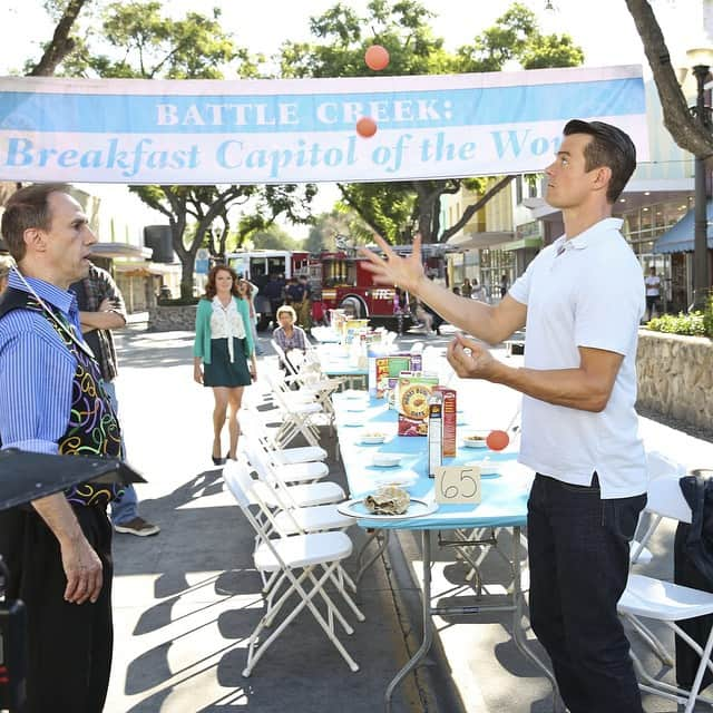 バトル・クリークのインスタグラム：「Fact: #BattleCreek is the Breakfast Capital of the world! Little known fact: @JoshDuhamel can juggle!  THIS SUNDAY! #BehindTheScenes #BTS #JoshDuhamel #Breakfast #CBS」