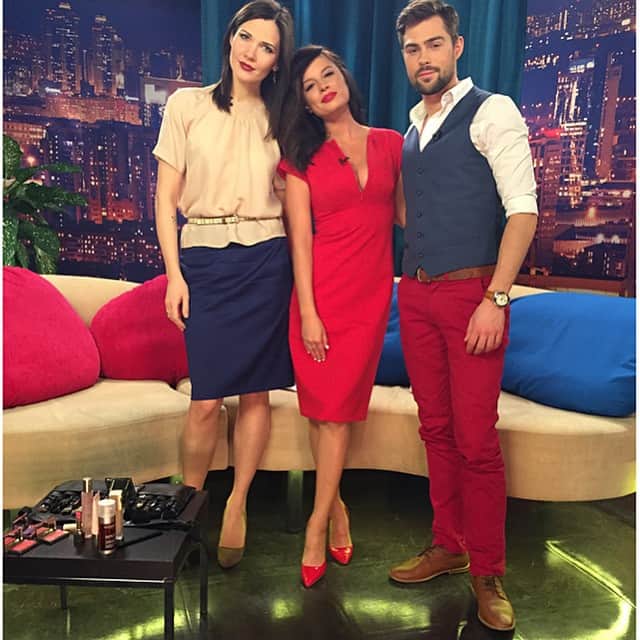 RU.TVさんのインスタグラム写真 - (RU.TVInstagram)「Вечернее шоу  #двоесприветом на  #рутв продолжается! Ольга Комракова(международный визажист Clarins)  готова делиться советами по нанесению make-up с телезрителями #вечернеешоу . Задавай любой вопрос! Не стесняйся!#ермолаева  #ермолаеванелли #чуйков #иванчуйков #рутв #телеканалрутв #музыка #видео #видеоклипы #вечер #вечернеешоу #вечернеешоунарутв #rutv #instatv #tv #music #instamusic #music  #melody  #pop #love」2月26日 3時46分 - ru_tv