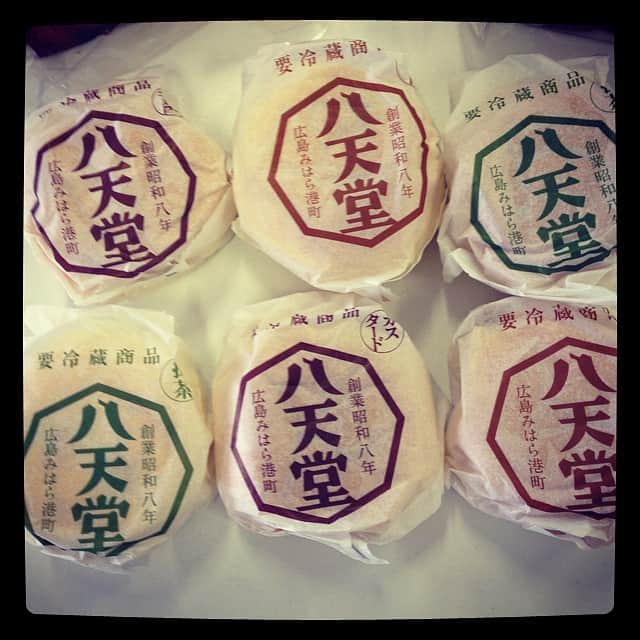 志摩有子さんのインスタグラム写真 - (志摩有子Instagram)「場所を移してスタジオ撮影。八天堂のクリームパン、差し入れに頂きました♡ ありがたや♡ #差し入れ #おやつ #八天堂 #AG #春のパン祭り」2月26日 14時05分 - ariko418