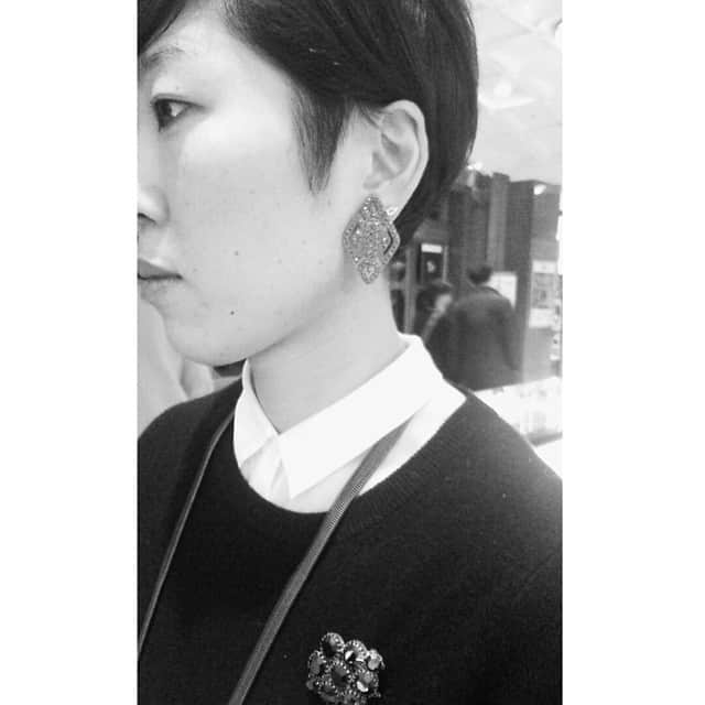 アデルさんのインスタグラム写真 - (アデルInstagram)「日本橋高島屋にてPop up shop開催中。来週火曜日まで私も店頭にたまに立っております！ 今日はお気に入りのデッドストックメタルパーツのシャープなイヤリングをつけて。 #ader #bijou #earring #accesory #vintage #ilovevintage」2月28日 19時52分 - ader_eri