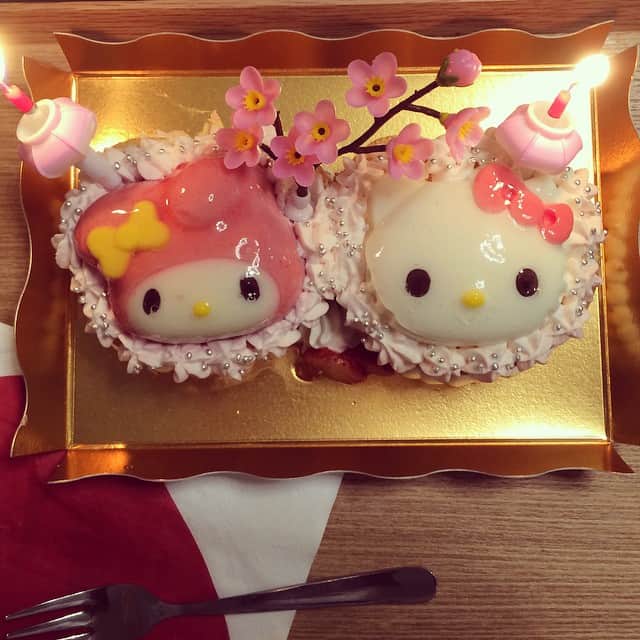 笛木優子のインスタグラム：「はっぴいひな祭り🎎 女の子なみなさん、おめでとうございます💕😁💖 #堂島ロール#ひな祭り限定#ハローキティ#マイメロディ#モンシェール」