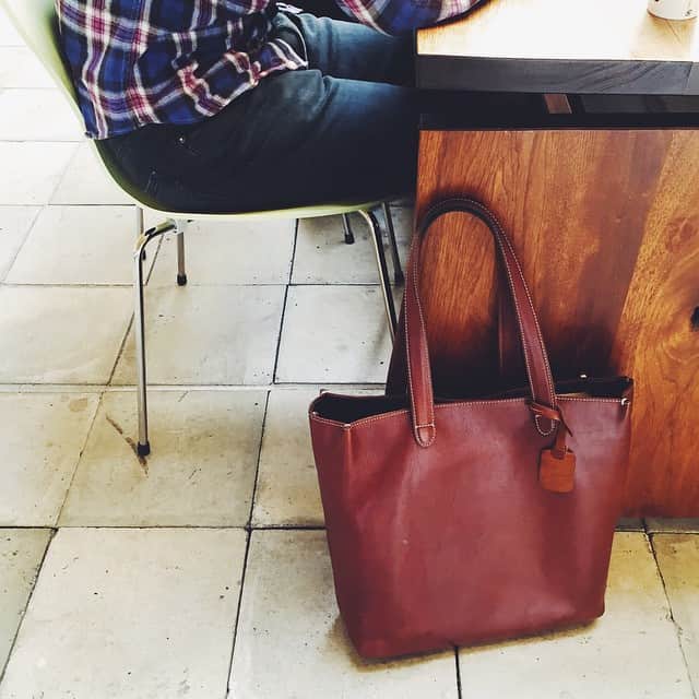 土屋鞄さんのインスタグラム写真 - (土屋鞄Instagram)「ミーティング中も傍らには、お気に入りを。店舗の設計スタッフ、愛用2年目だそうです。#土屋鞄エイジング#土屋鞄製造所official」3月3日 16時34分 - tsuchiya_kaban