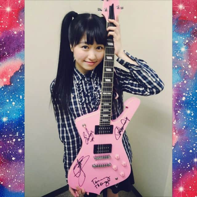 佐々木彩夏のインスタグラム：「#佐々木彩夏 #あーりん #ももいろクローバーZ #Ayaka #momoclo #momocloz #MomoiroCloverZ 🎸」