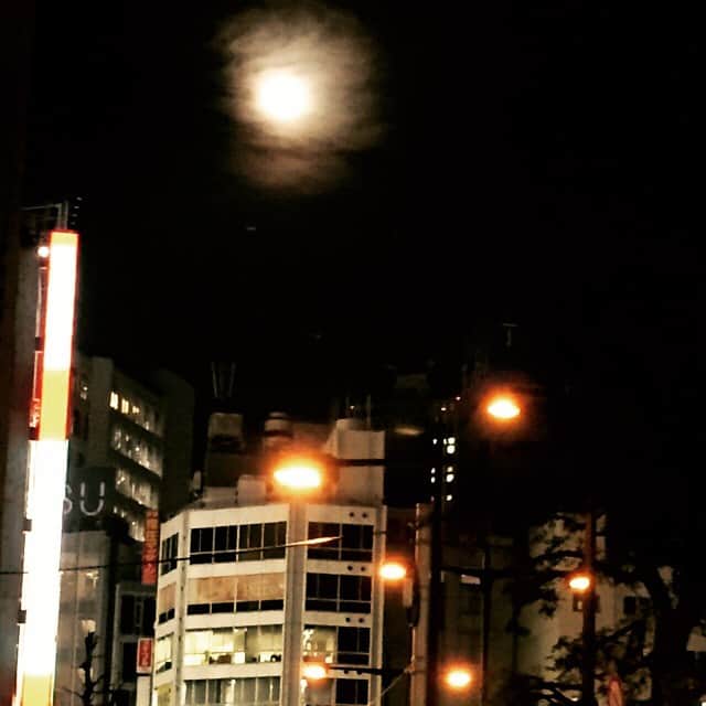 阿部洋子さんのインスタグラム写真 - (阿部洋子Instagram)「#池袋の月 #デカ過ぎ #moon🌙」3月4日 18時16分 - hirocoring